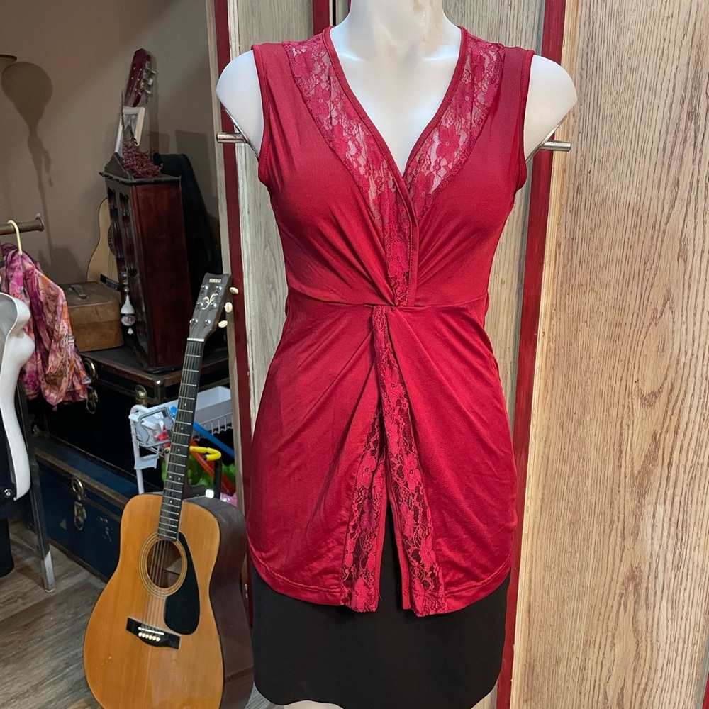 Sleeveless red blouse size 6 nwt